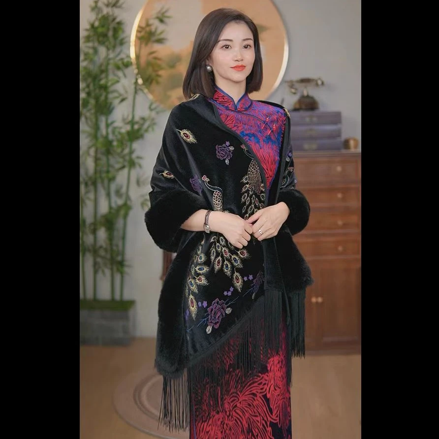 红人上新秋冬季新款2024黑色孔雀披肩百搭高端洋气秋冬保暖复古