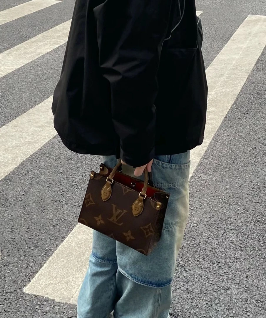 全新未使用 LouisVuitton/路易威登 onthegopm老花斜挎包/奢选