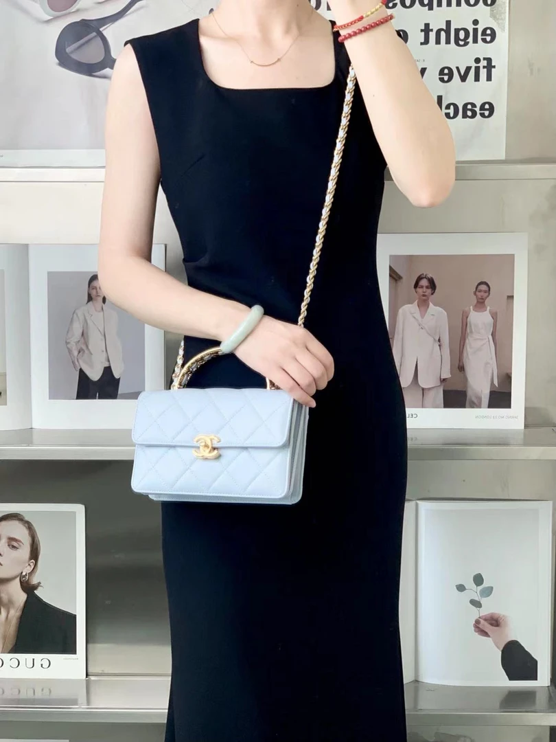 99新 Chanel/香奈儿 24p雕刻手柄口盖包蓝色/优选