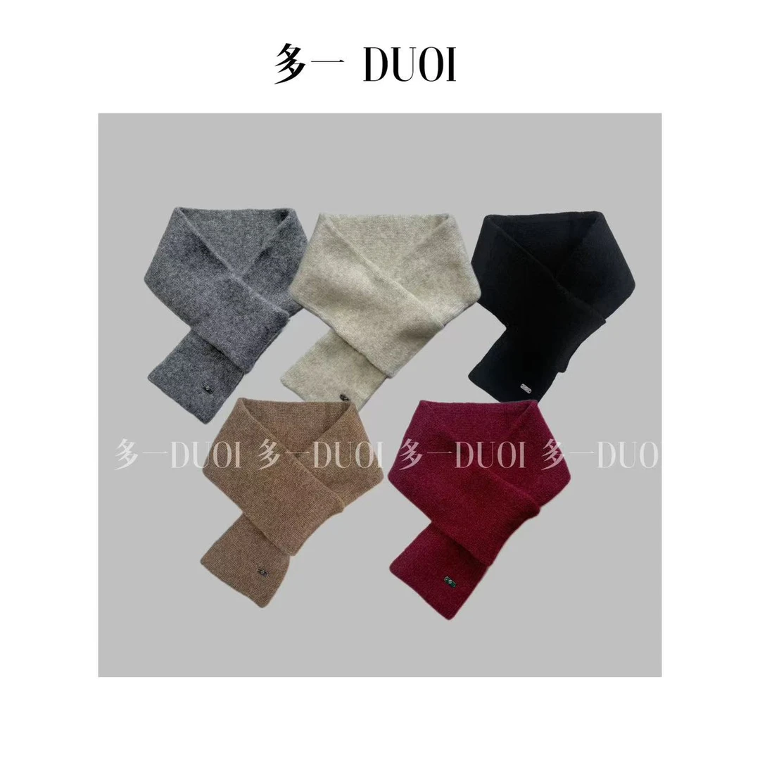 多一“圆标围巾”2024冬季百搭纯色穿耳插孔复古舒适保暖小围巾