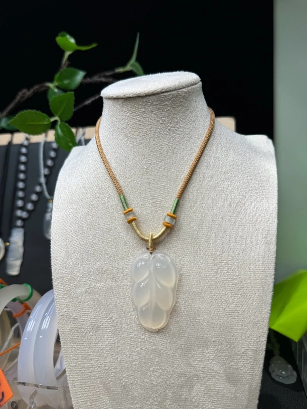 纯天然玉髓金枝玉叶吊坠