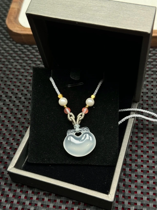 玛瑙玉髓吊坠元宝锁