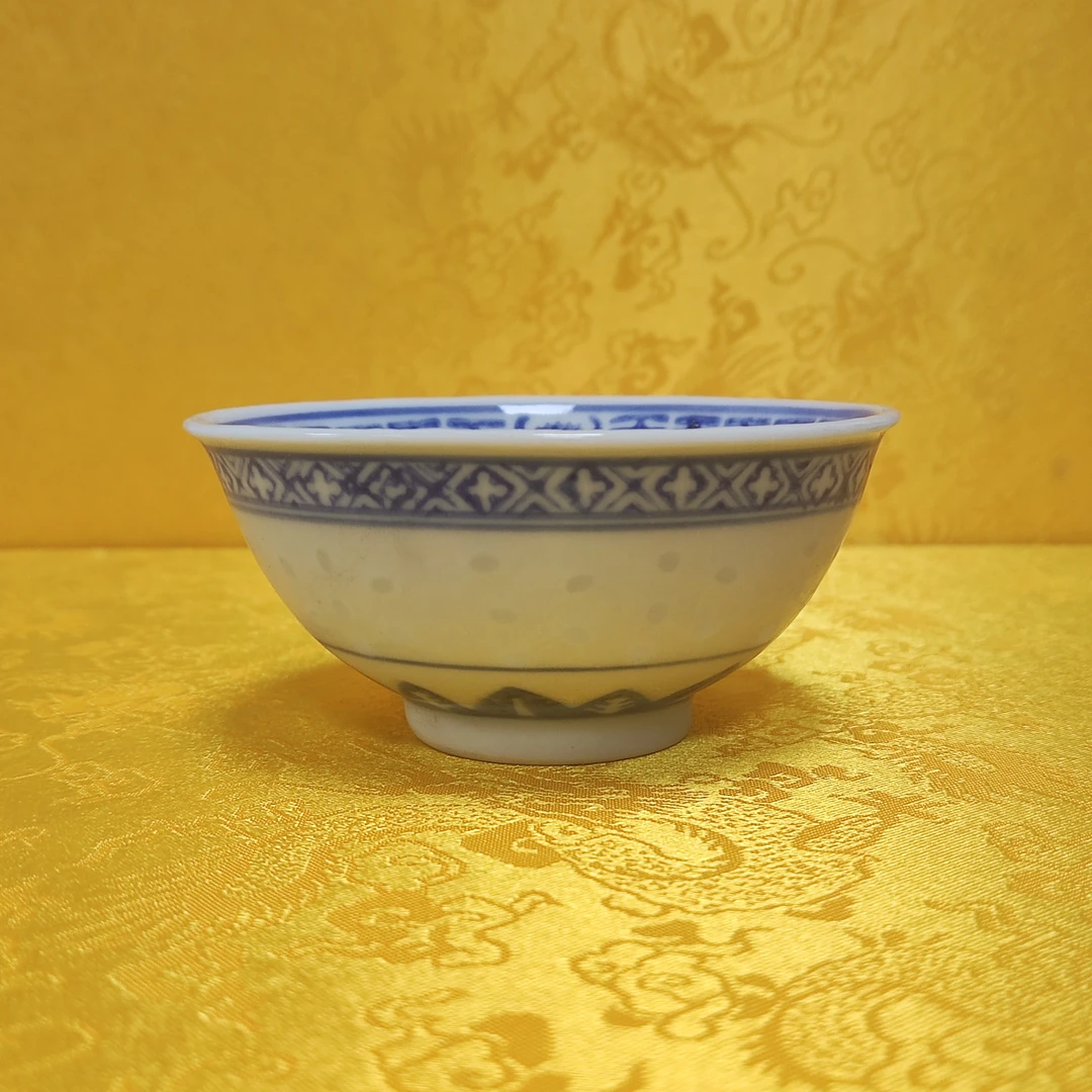 景德镇青花玲珑内绘龙纹茶碗