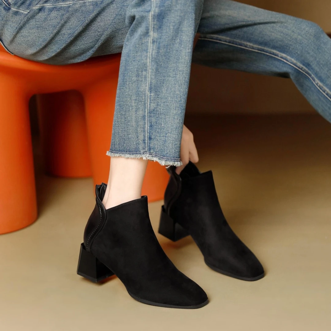 秋冬季2024新款方头尖头粗跟高跟百搭不累脚工作气质日常短筒女靴