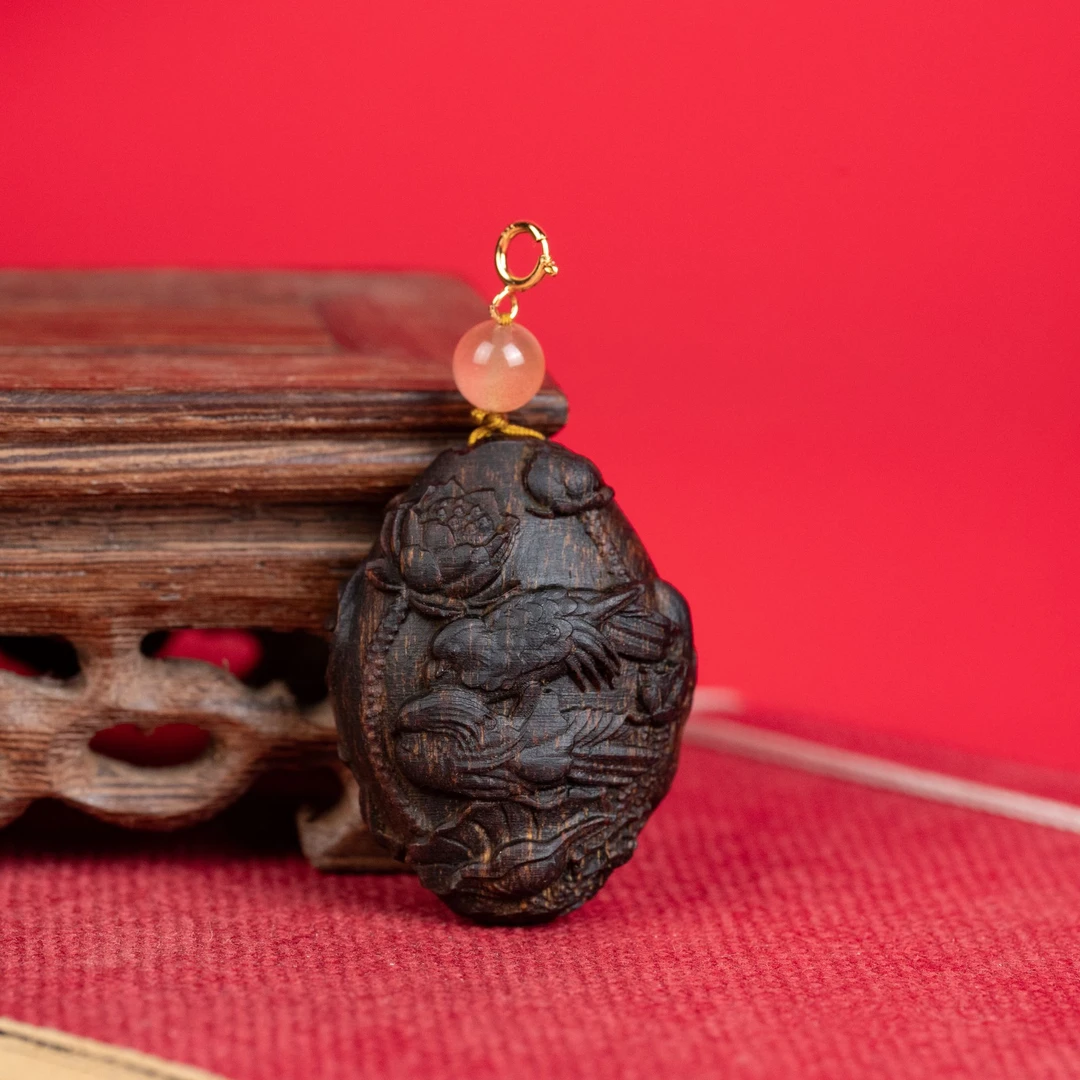 越南顺化紫棋花鱼荷花牌沉水雕刻吊坠