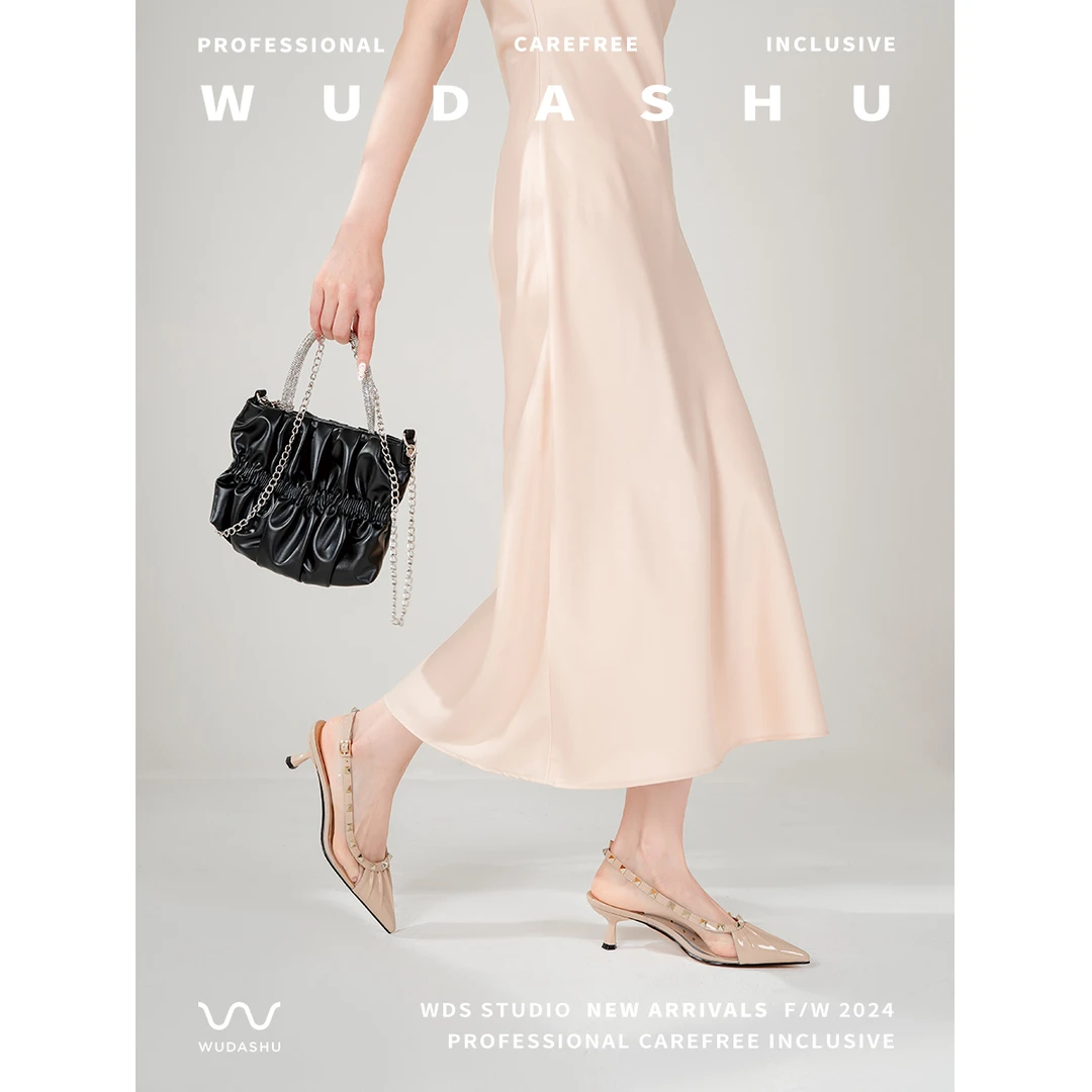 穿高跟鞋的吴大叔夏新款法式甜美透明漆皮铆钉褶皱小猫跟包头凉鞋