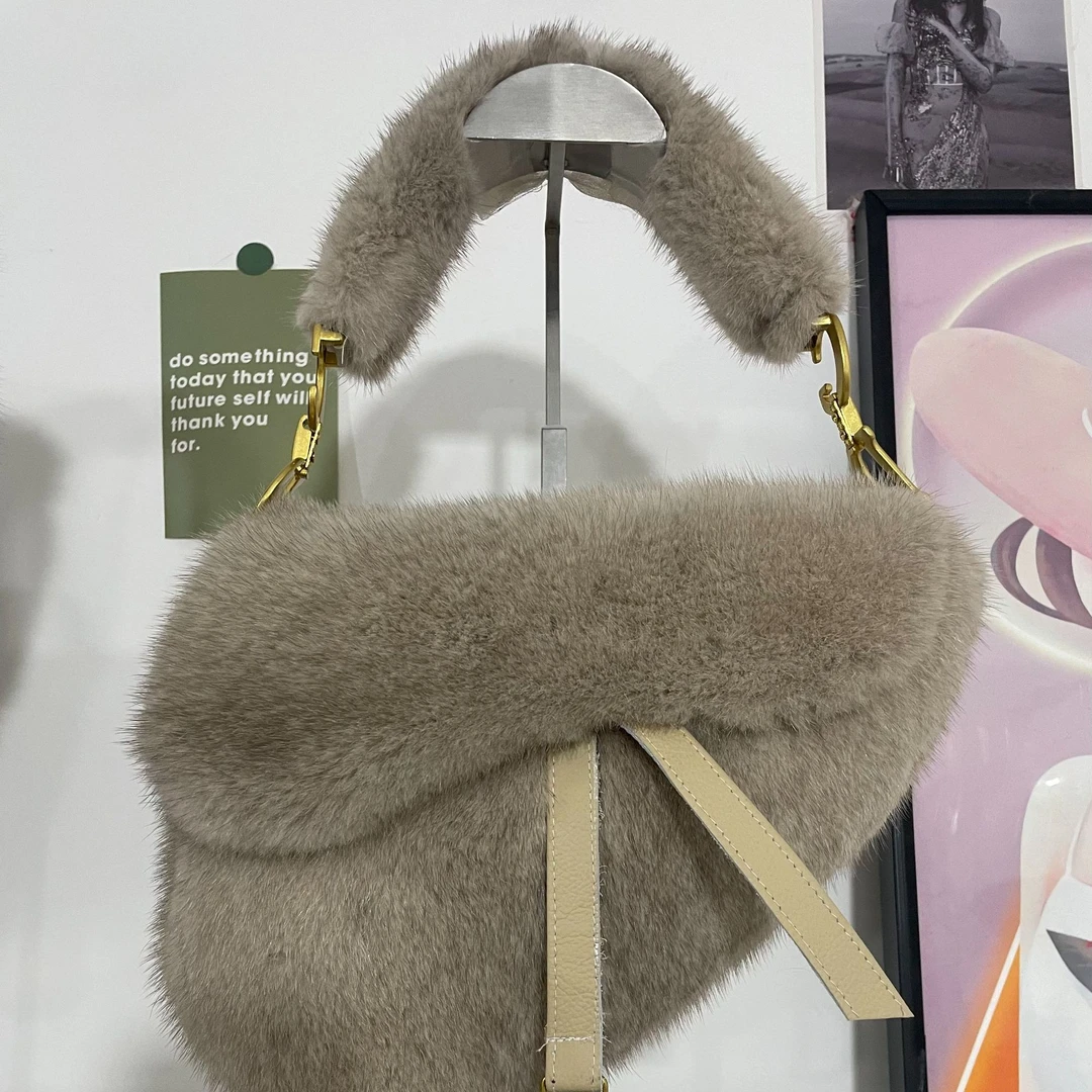 水貂整皮马鞍包时尚大气