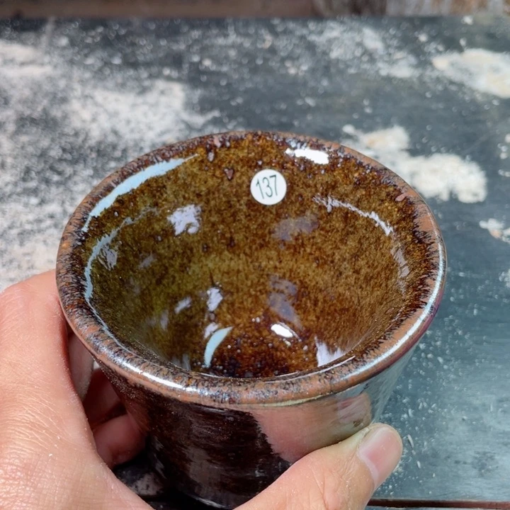 茶盏的脸上有一丝的光晕