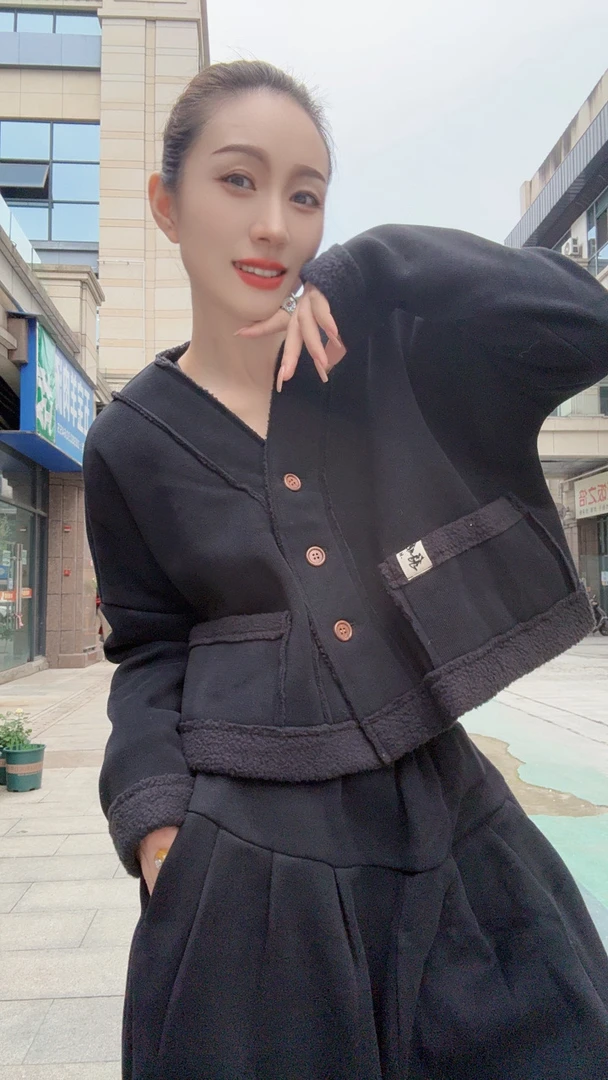 原创黑色摇粒绒V领长袖代扣带兜短上衣（定制款）