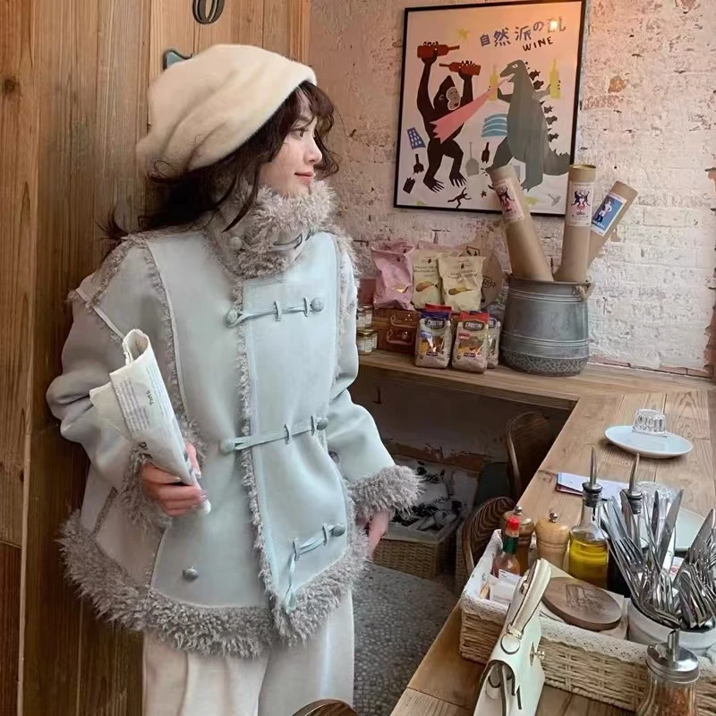 短款皮毛一体羊羔毛外套女冬季2024新款加绒加厚鹿皮绒纽扣上衣