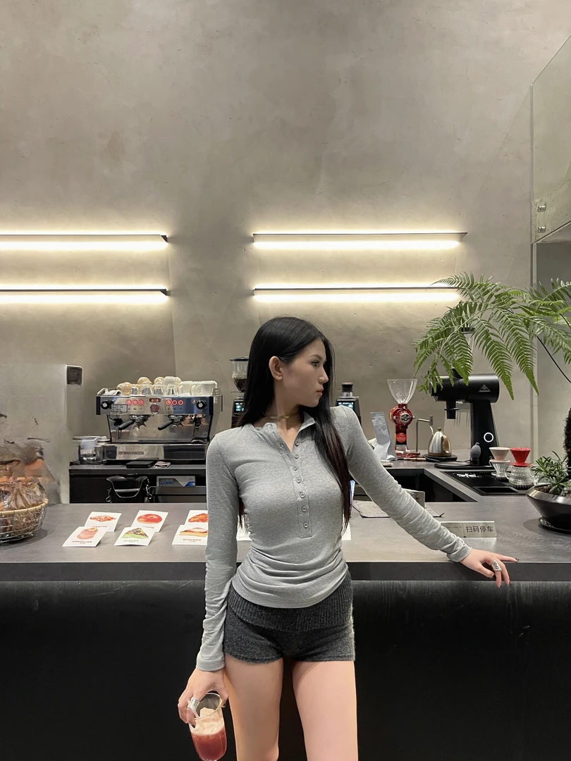 修身简约修身排扣长袖t恤设计感打底衫+绒感针织短裤