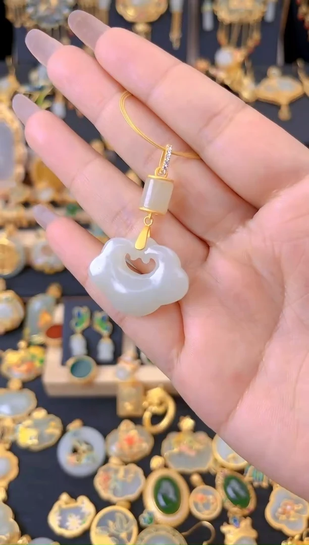 【闪购商品】和田玉吊坠银S925镀金镶嵌素面如意锁吊坠