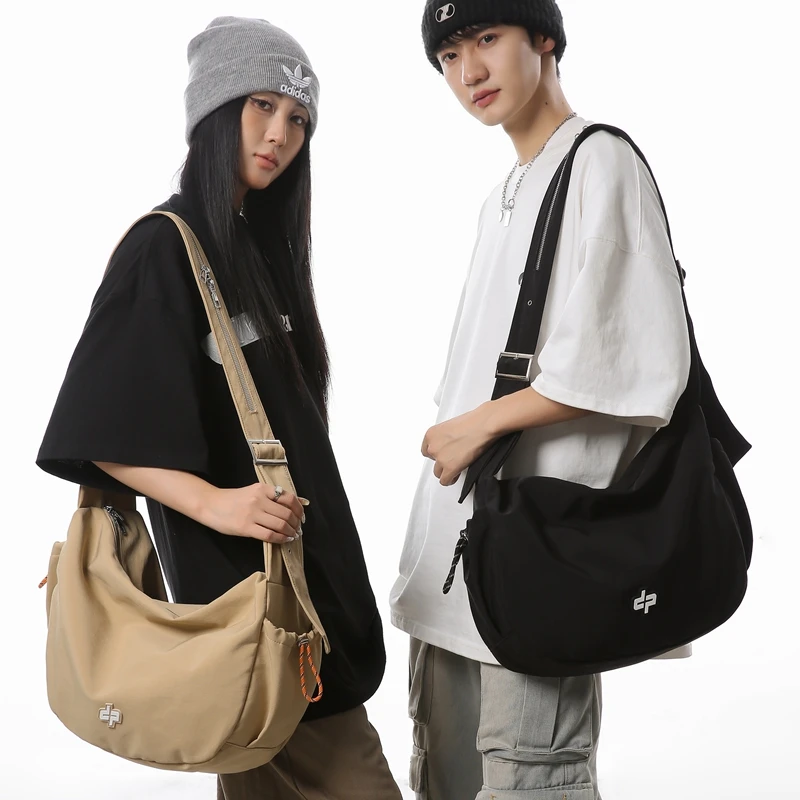 花儿与少年同款原创潮牌斜挎包男大容量休闲邮差包女通勤单肩背包