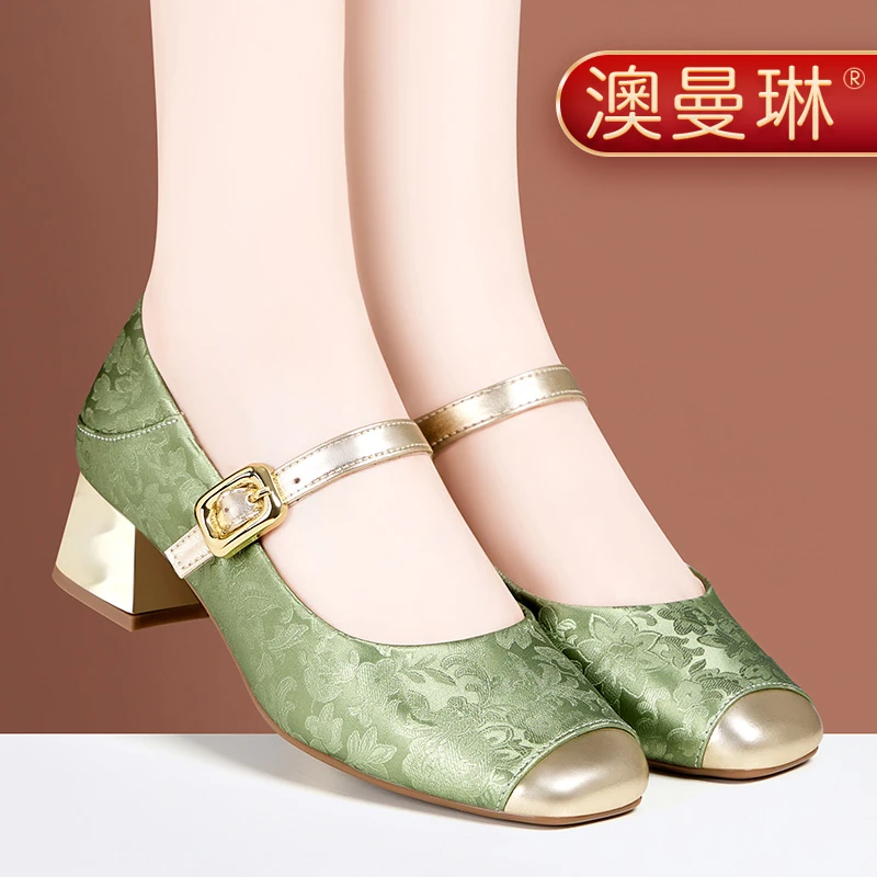 澳曼琳新中式单鞋复古国风款式刺绣粗跟旗袍走秀搭配马面裙的鞋子