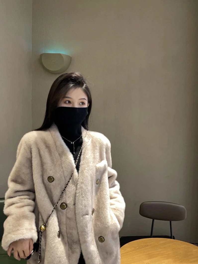 2024冬季年轻款短款V领皮毛一体防银兰毛环保毛毛外套女
