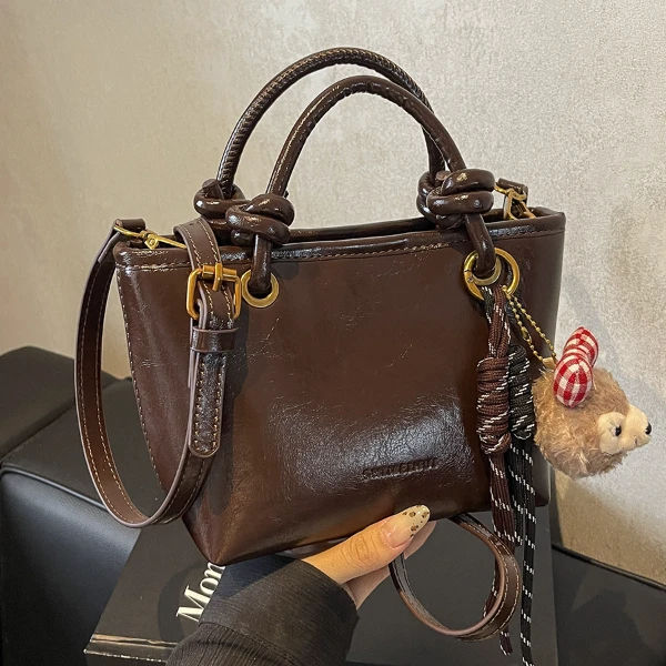 秋冬新款小包包女2024时尚手提水桶包复古质感洋气通勤爆款斜挎包