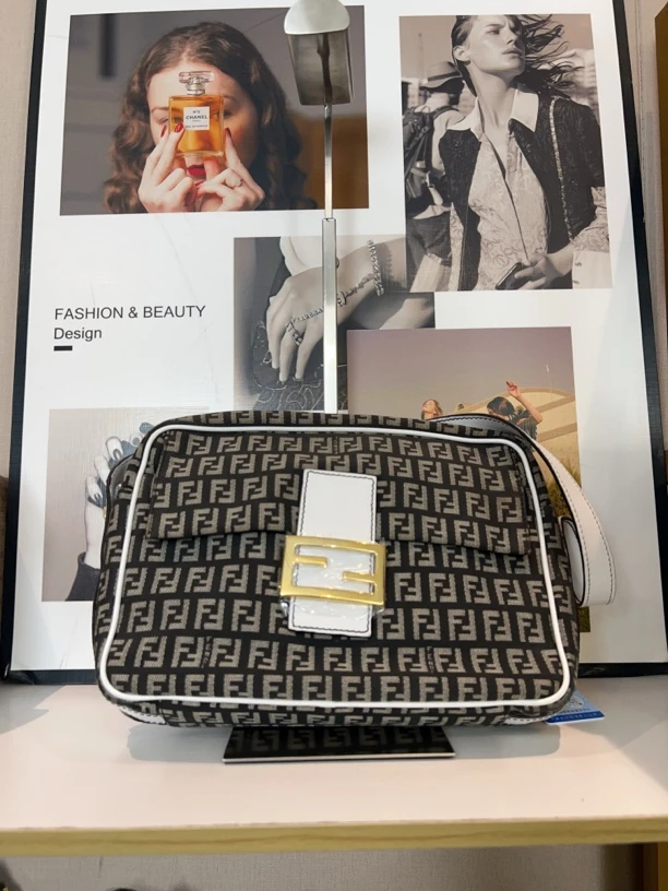 95新 FENDI/芬迪 兔兔奢/芬迪斜挎包/240719032