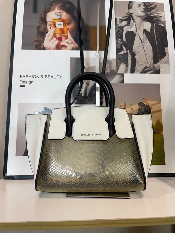 90新 CHARLES & KEITH 兔兔奢G专属/CK斜挎包/GM0007