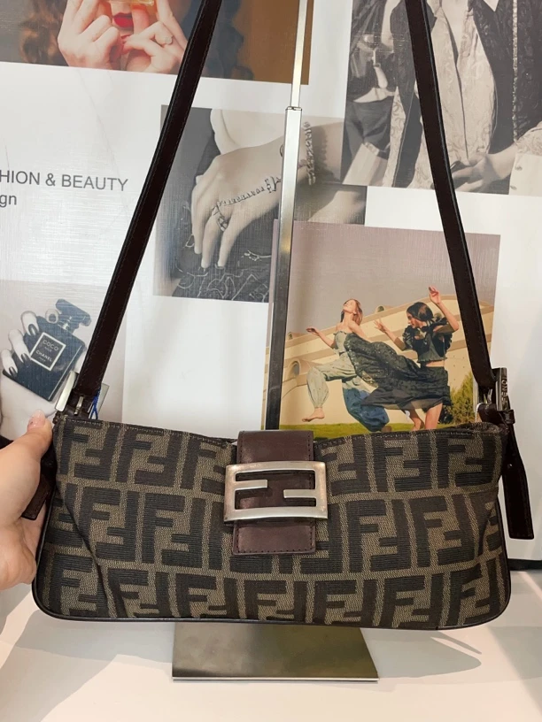 95新 FENDI/芬迪 兔兔奢/芬迪斜挎包/230408009-9
