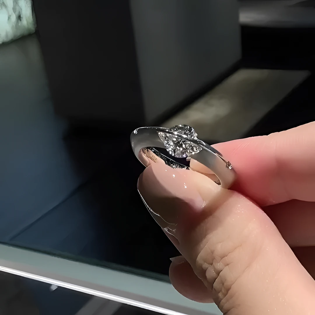 925银莫桑石戒指 镶钻旋转银戒轻奢气质时尚百搭银色莫桑钻银钻戒