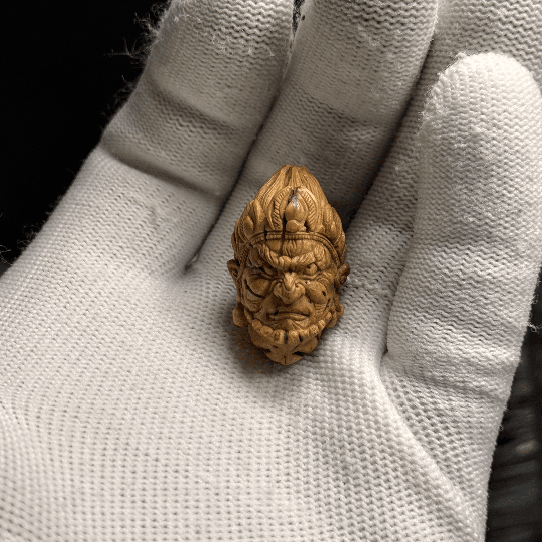 黄财神 桃核雕刻，尺寸：18+/30+