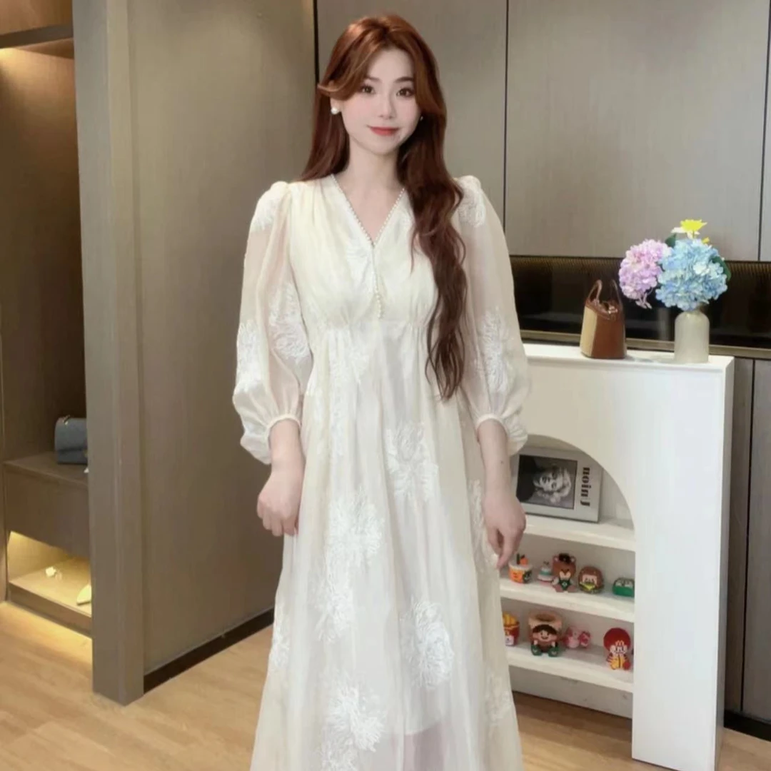 2024夏季法式重工刺绣v领白色连衣裙女气质中长款收腰显瘦仙女裙