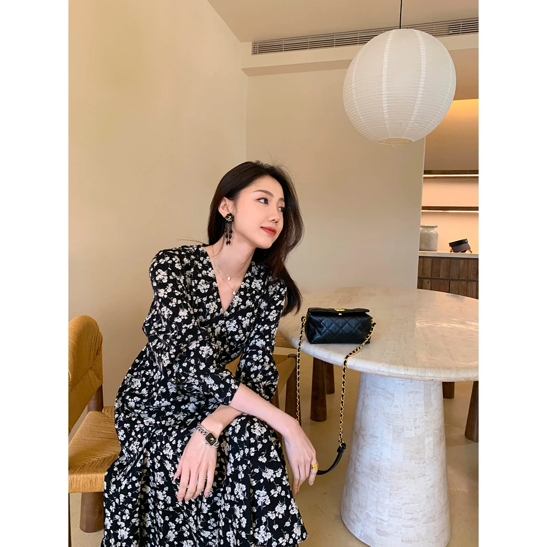 xxoossoo 春季茶歇法式碎花收腰连衣裙V领黑色长裙子时尚设计感