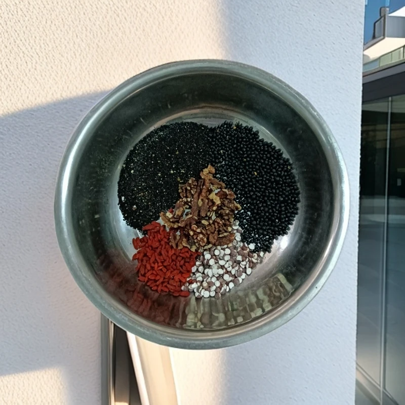 提高男人免疫力：枸杞   黑豆  首乌  芡实  核桃仁  黑芝麻 健康