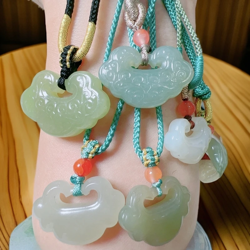 和田玉平安锁百搭精致款吊坠冰透多样性发其中一个