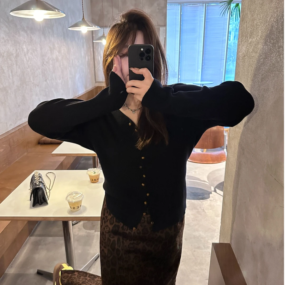 晶咕【一杯暖茶】显瘦气质设计感复古V领开衫长袖上衣