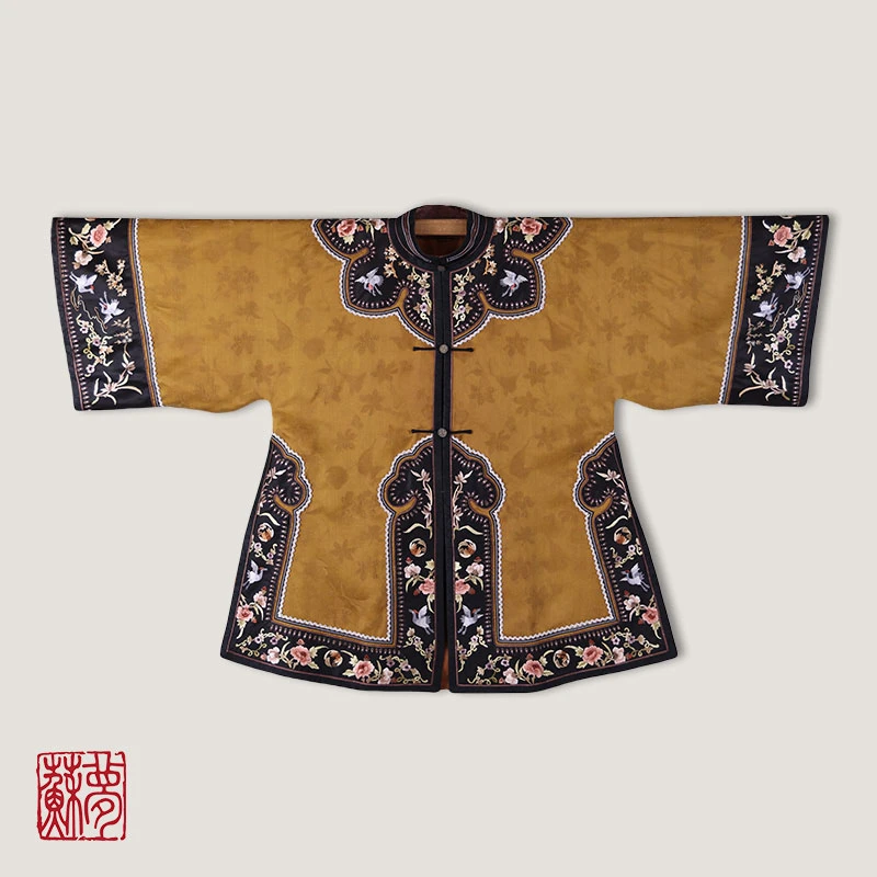 蘇夢【遥山鹤隐】香云纱手绣缘饰满绣姜黄色对襟云头半大褂01031089