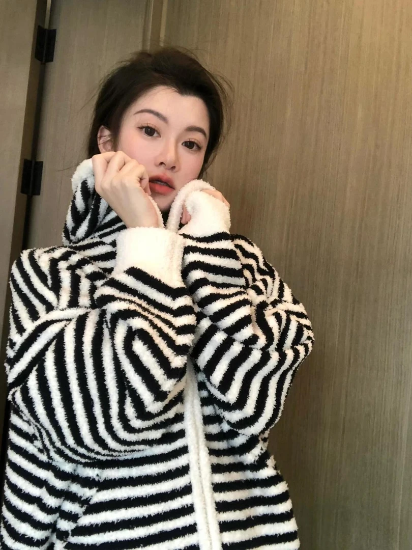 韩版简约黑白条纹半边绒睡衣女款冬季加厚保暖针织家居服连帽套装