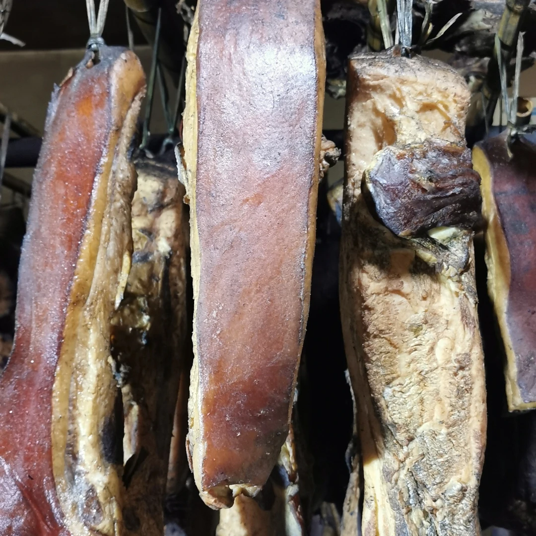 柏树枝烟熏熟味土黑猪五花肉，肥而不腻，每斤38元，