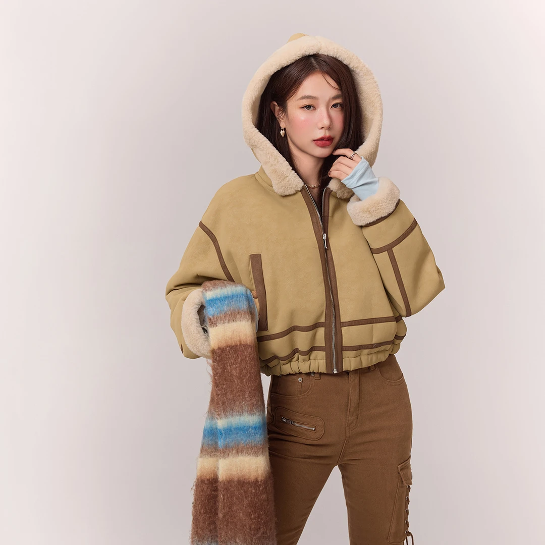 CHUU冬季女装字母刺绣设计仿皮毛一体学院风穿搭韩系外套