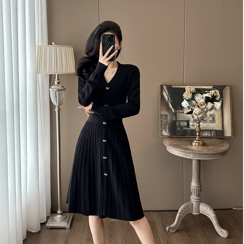 秋冬长袖连衣裙2025年新款加厚保暖内搭赫本风针织裙子小黑裙女冬