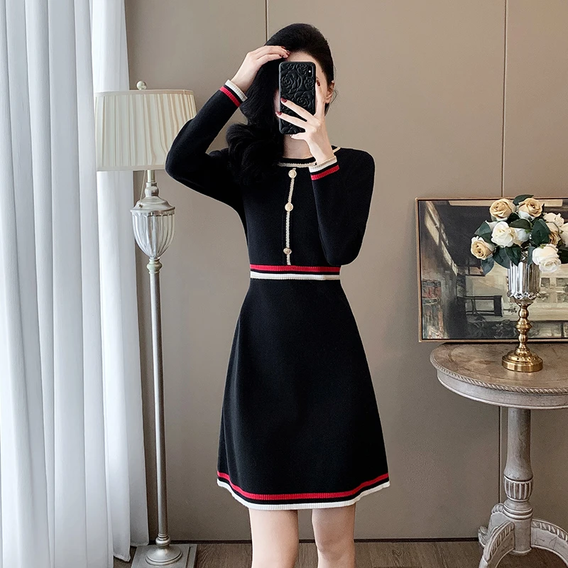 黑色长袖连衣裙女秋冬2024新款小香风修身撞色冬天配大衣针织裙子