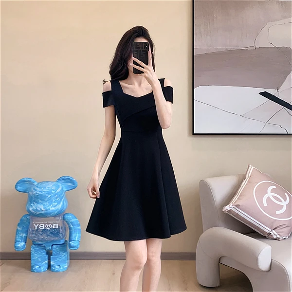 夏季新款连衣裙法式小众穿搭绝美赫本风收腰露肩a字裙裙子女夏