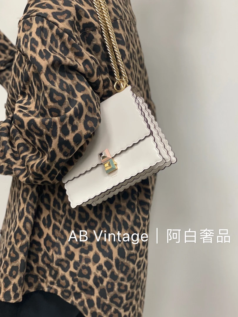 95新 FENDI/芬迪 阿白奢品/芬迪 奶白色珐琅扣单肩包