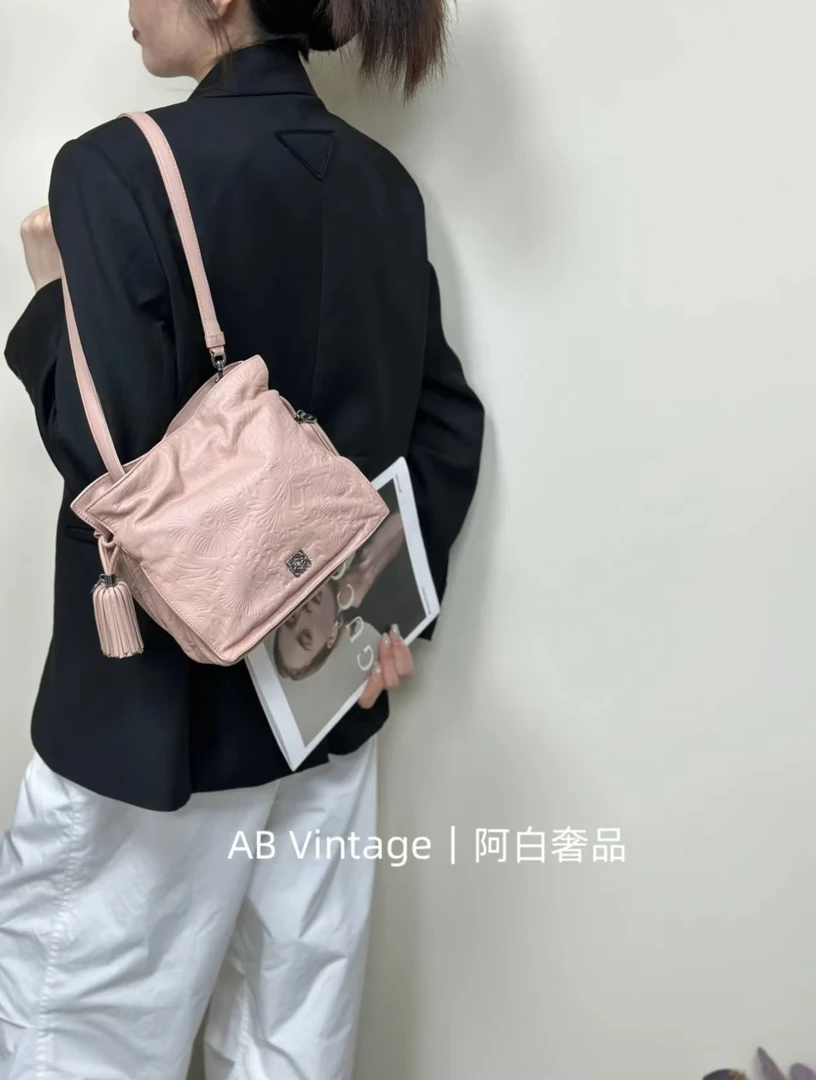 95新 LOEWE/罗意威 阿白奢品/罗意威 粉色压纹福袋 单肩包