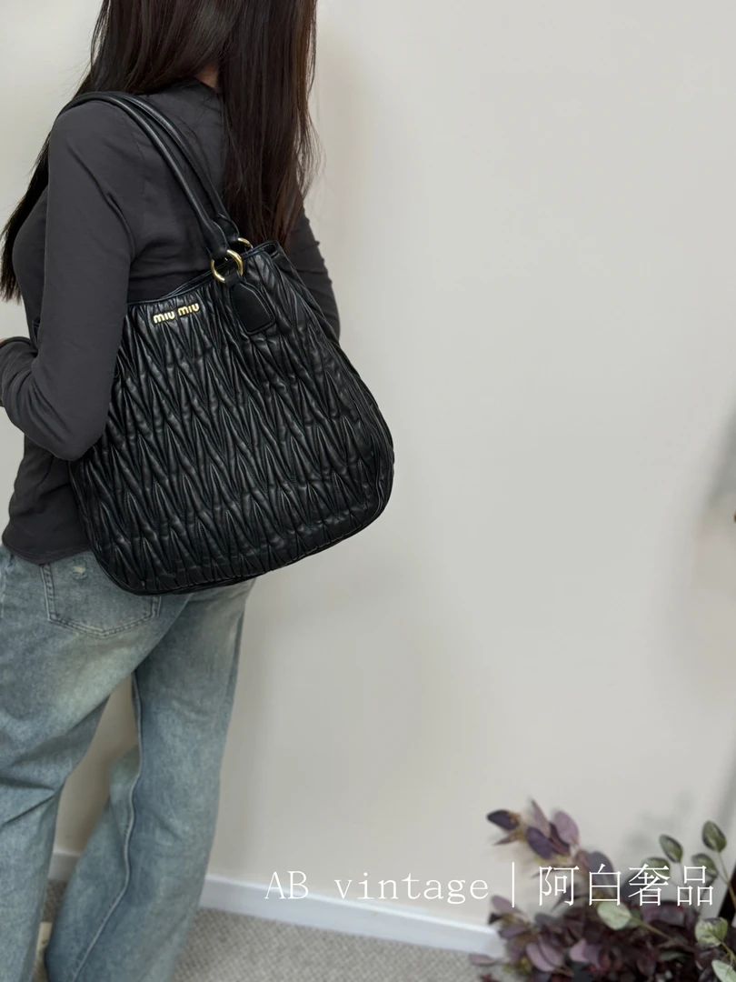 95新 MIU MIU/缪缪 阿白奢品/缪缪 黑色褶皱托特包