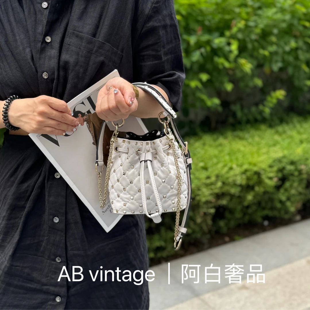 95新 Valentino/华伦天奴 阿白奢品/华伦天奴白色铆钉水桶包