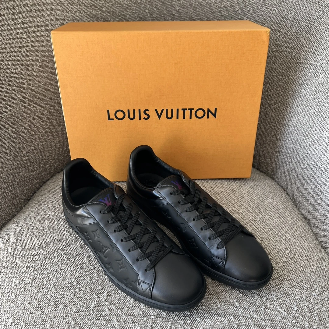 全新未使用 LouisVuitton/路易威登 男士经典款侧面Logo球鞋 黑色