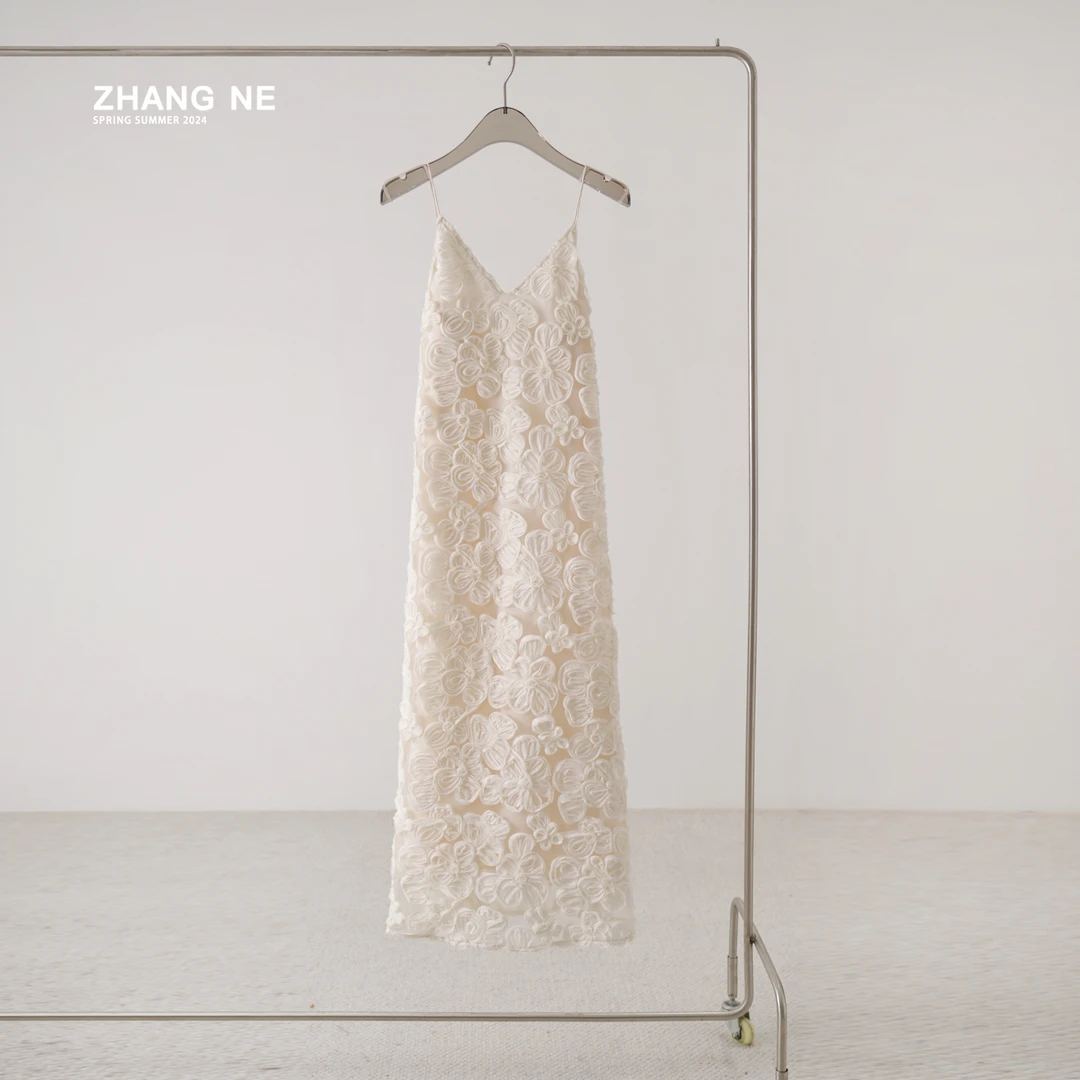 【ZHANG NE】新款设计师蕾丝气质白色吊带连衣裙-24052028024