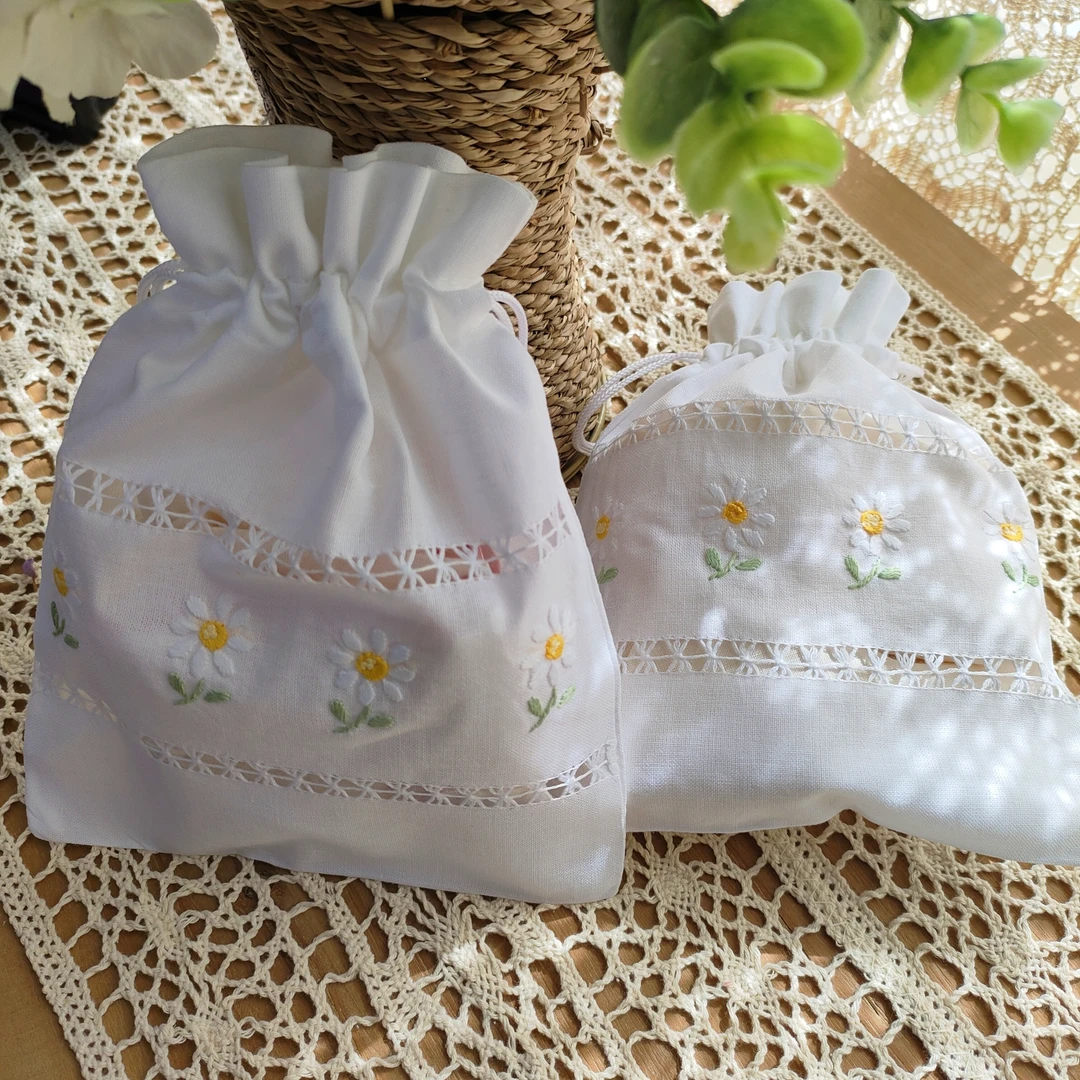 E224 手绣太阳花款中号收纳袋  白色麻质 20*15cm