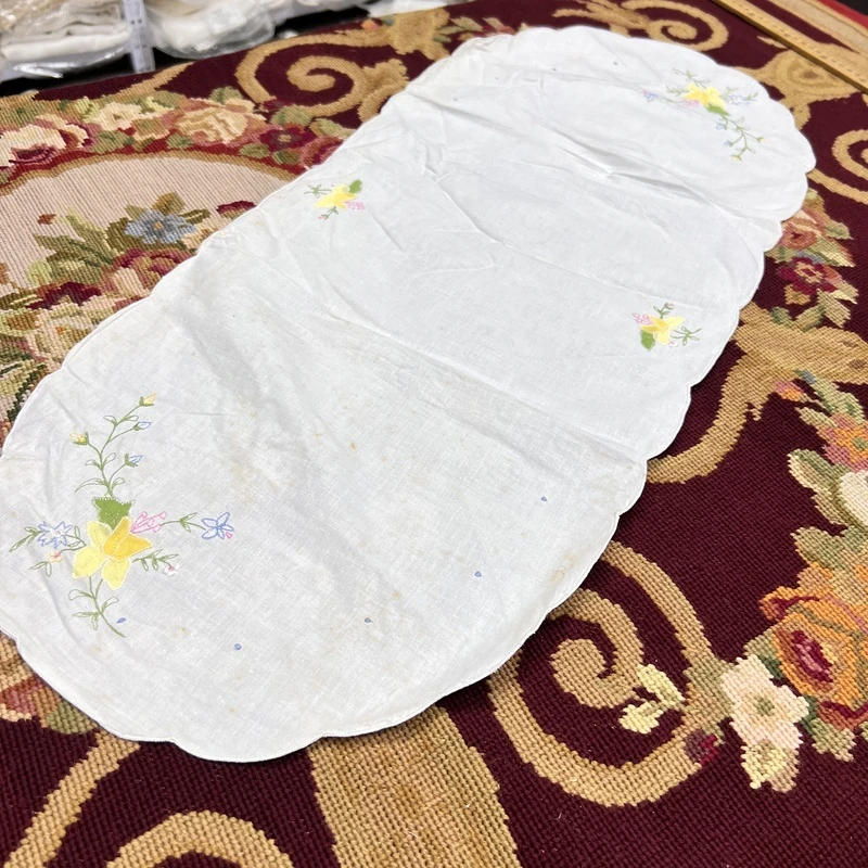 F215 刺绣贴布椭圆桌旗白底黄花棉质80x34cm有氧化