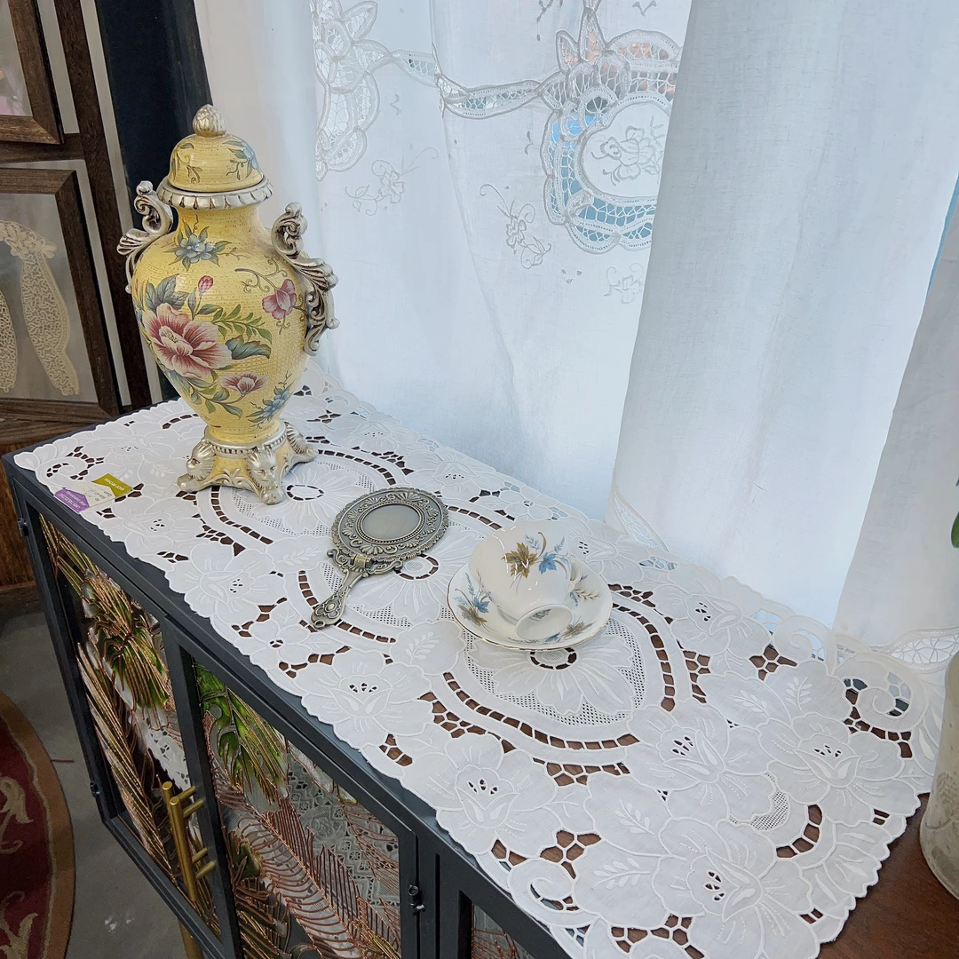 E208 重工手绣中间三朵花长方桌旗白色麻质90x37cm