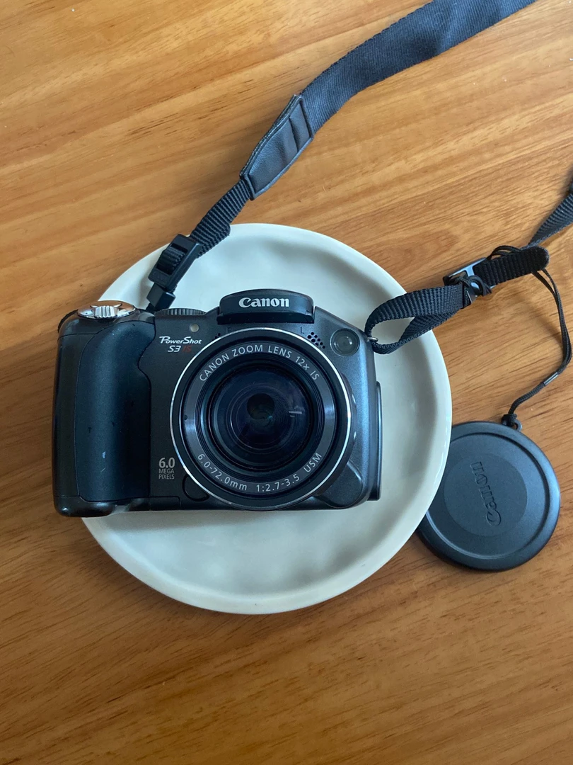 9新  佳能s3is翻转屏小长焦，需自备五号电池，成色如图，功能完好