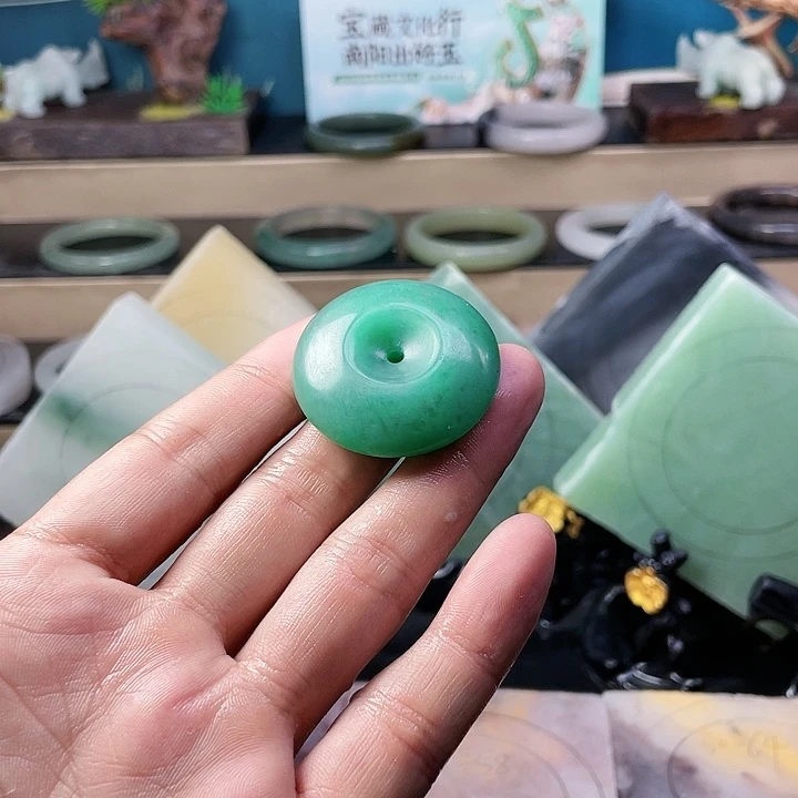 【闪购商品】石英质玉手镯未镶嵌文*?