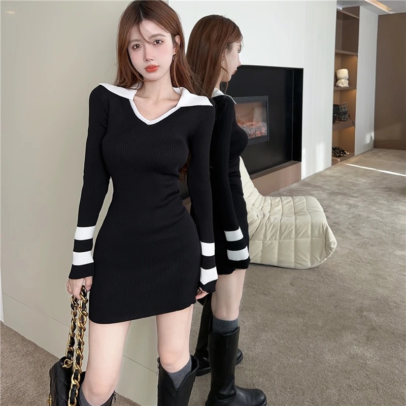 春秋2025新款时尚温柔风气质POLO领拼色修身显瘦包臀针织连衣裙女