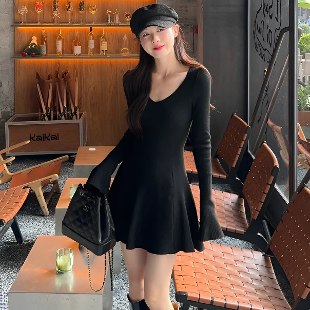 2025款网红款喇叭袖V领针织连衣裙显瘦气质百搭a字长袖秋冬短裙